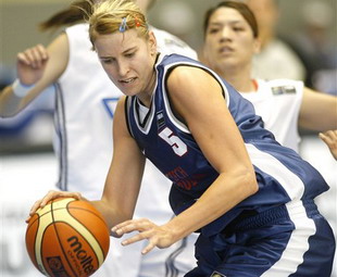 捷克篮球队喜获胜利欢呼不断