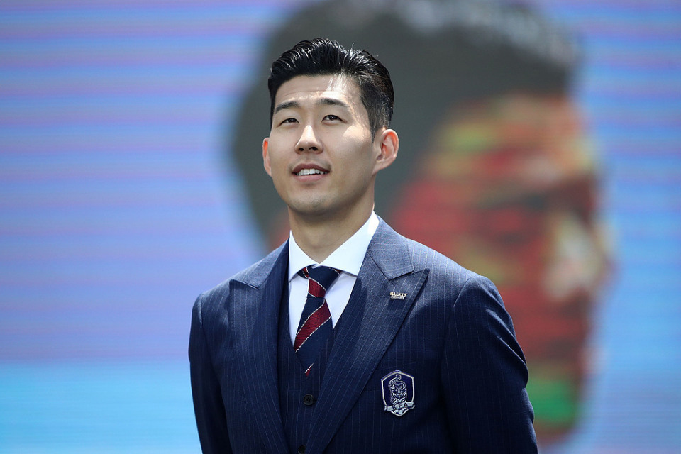 巴萨赛前列队欢迎孙兴慜，尊重对手尽显风度！的简单介绍